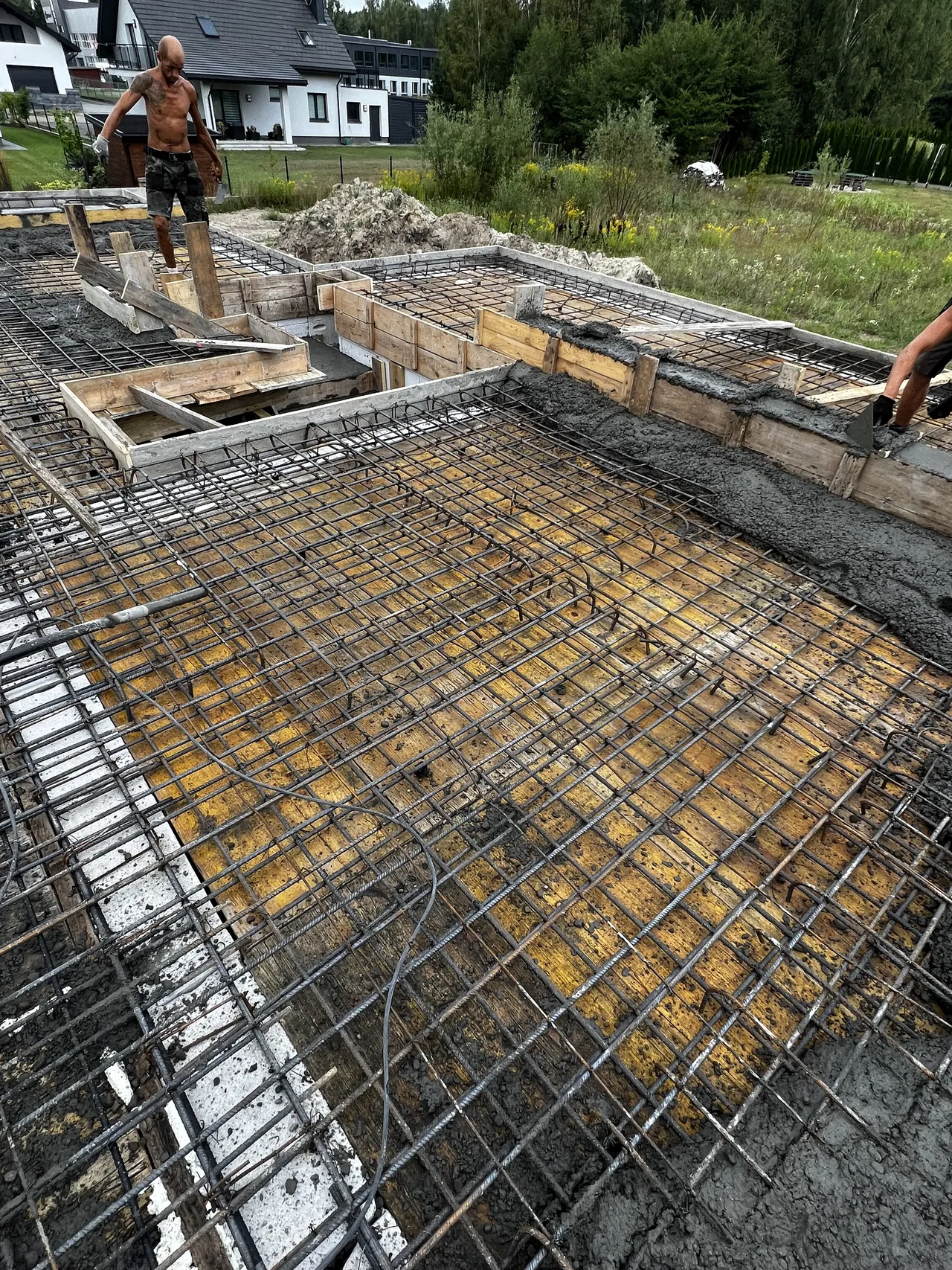 Wylewanie betonu podczas prac fundamentowych
