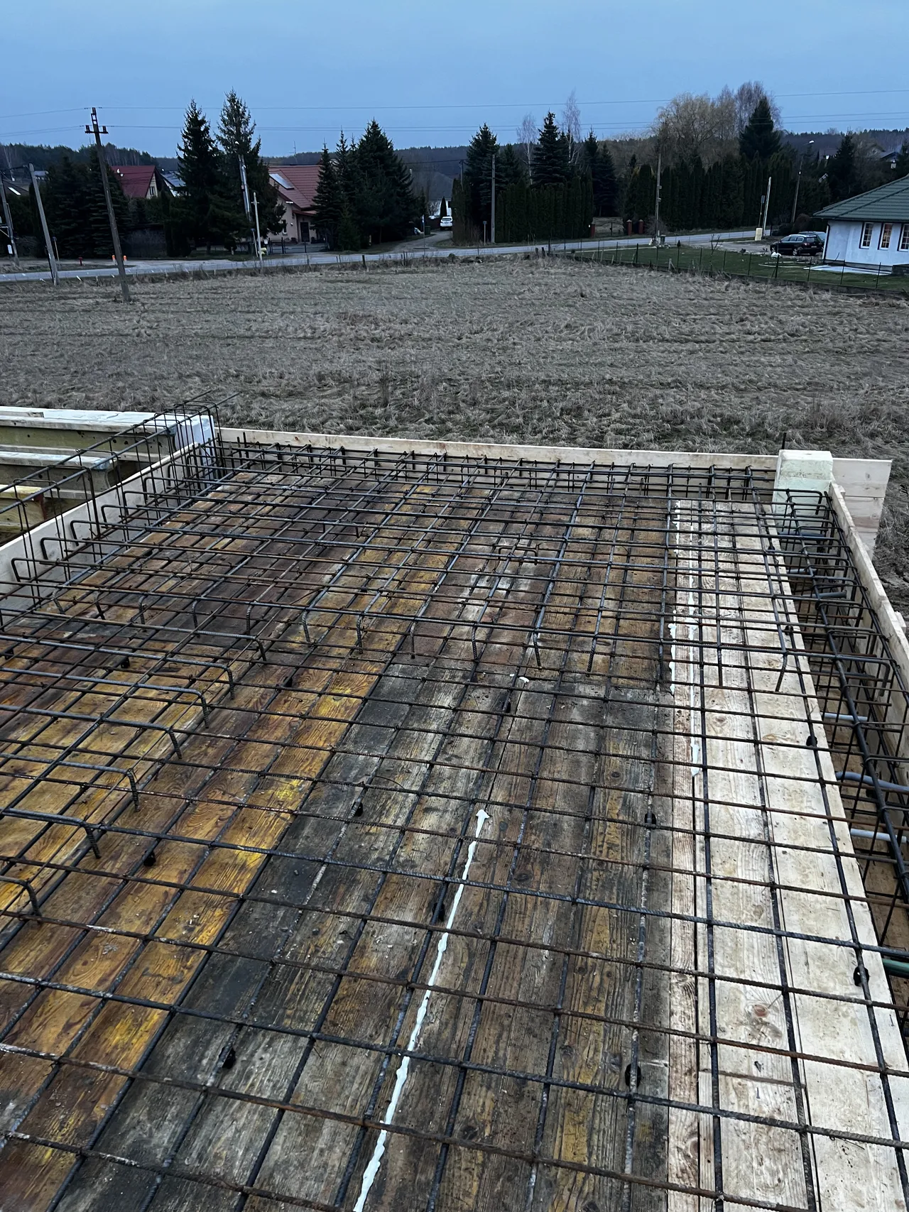 Płyta fundamentowa o zmierzchu w chłodniejszej porze roku