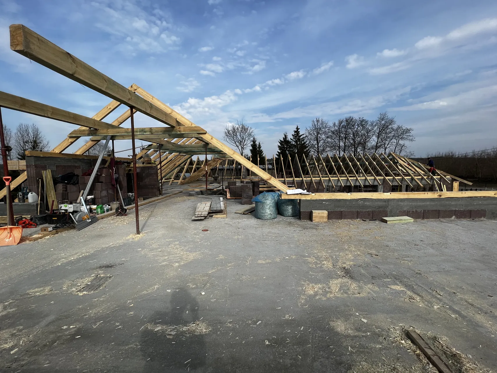 Budowa ścian i więźby dachowej domów w bliskim sąsiedztwie