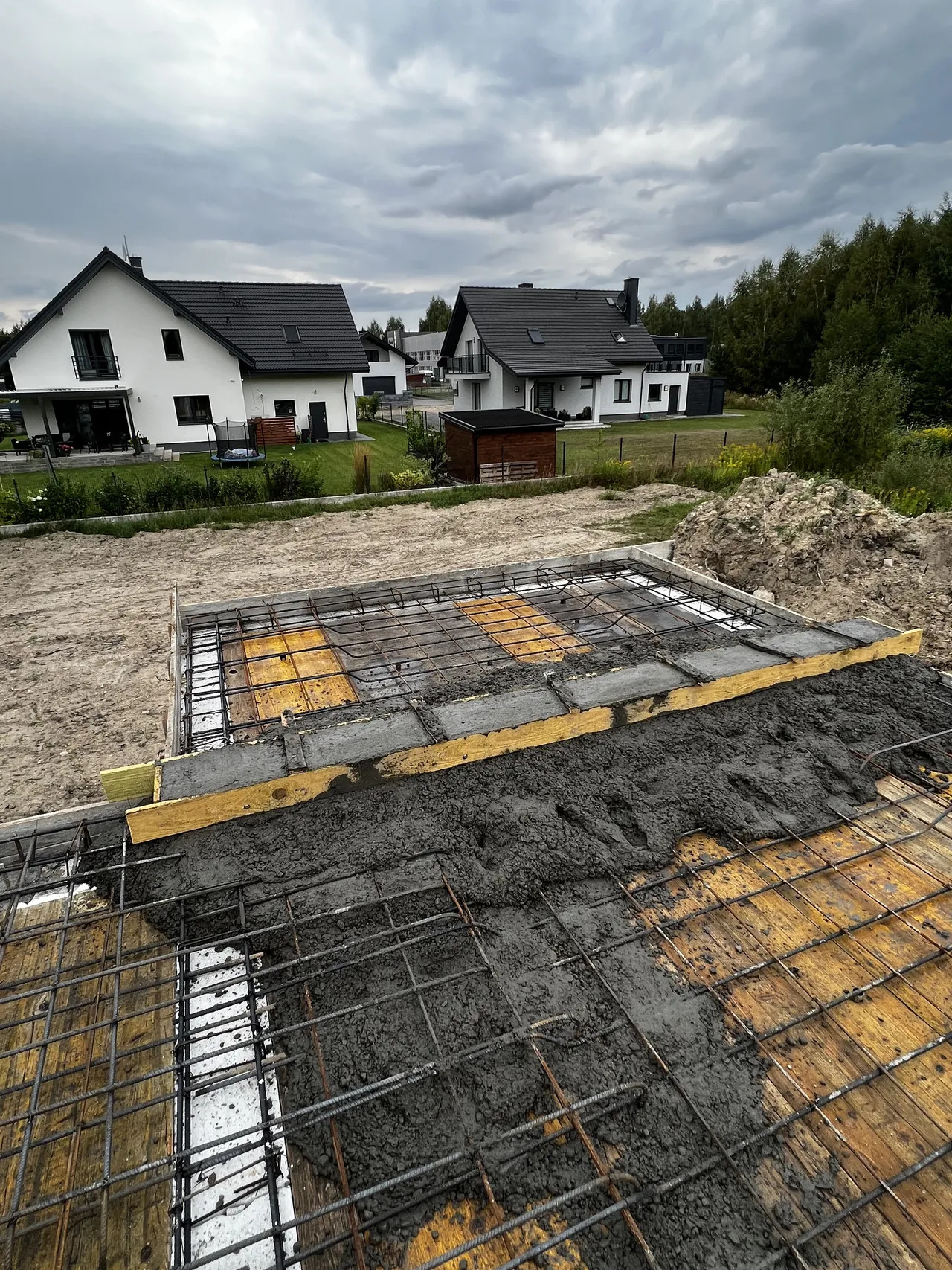 Wylewanie płyty fundamentowej zgodnie z aktualnym projektem budowlanym
